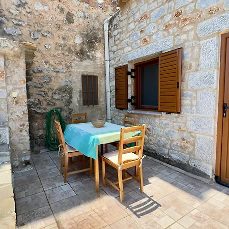 Πετροσπιτο דירה *